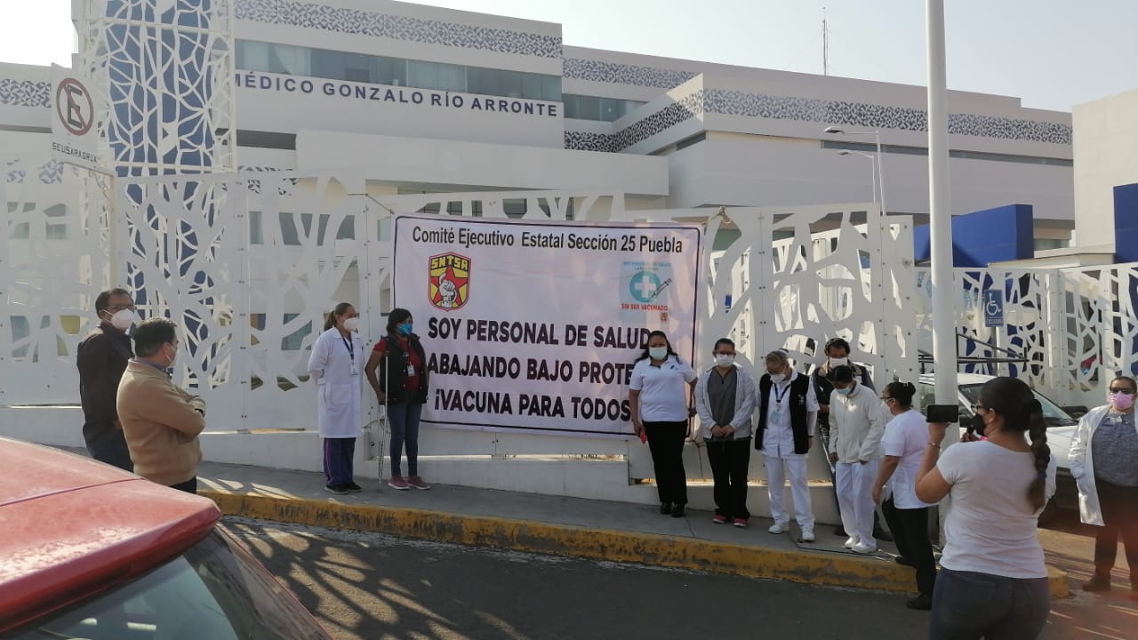 Manifestación pacífica personal de salud exige vacunas en Atlixco 