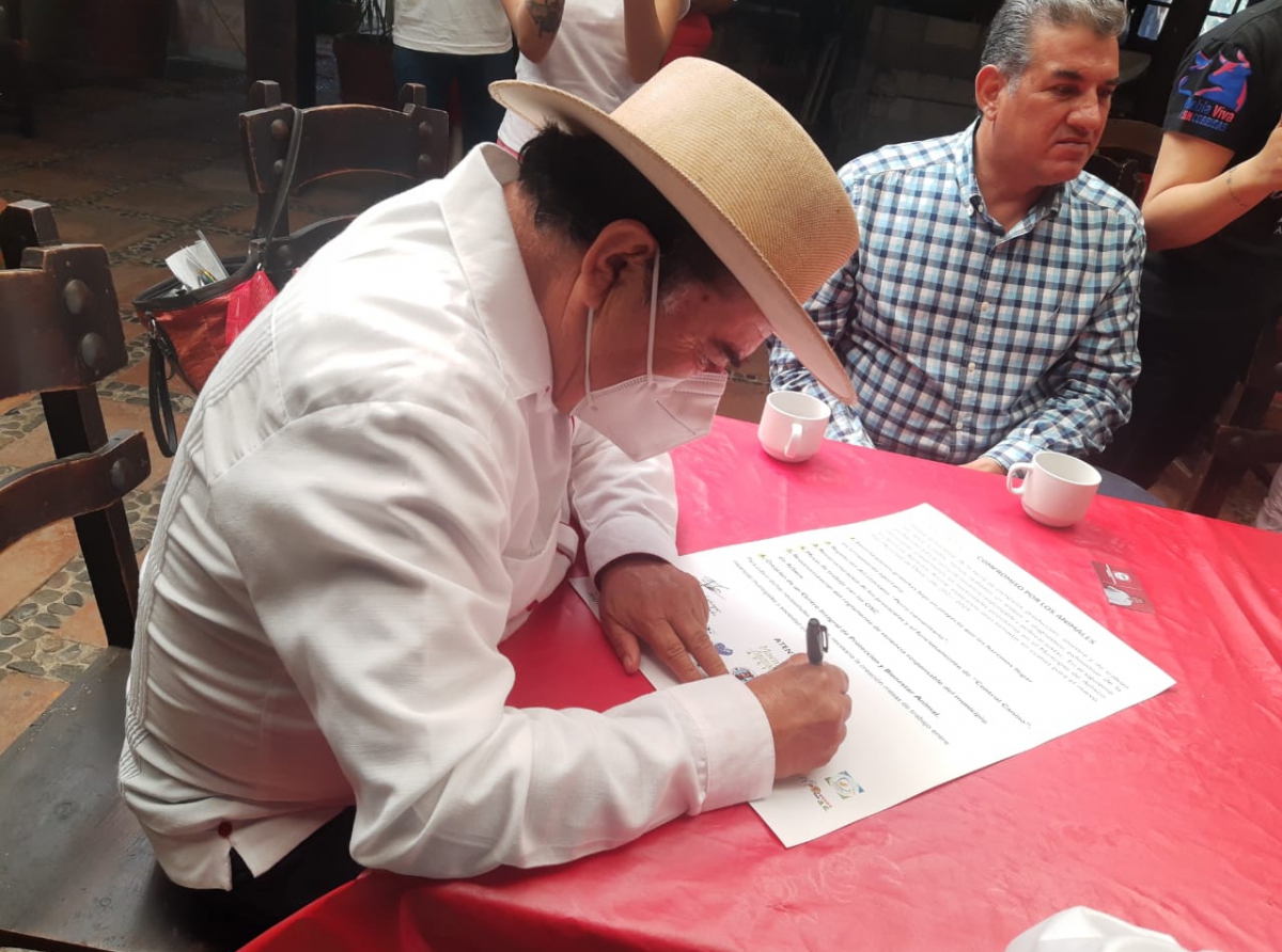 Valente Sevilla y movimiento animalista de Atlixco, firmar compromiso en favor de los animalitos en el municipio 