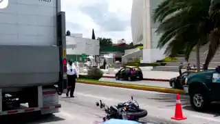 Muere motociclista arrollado frente a Galerías Serdán