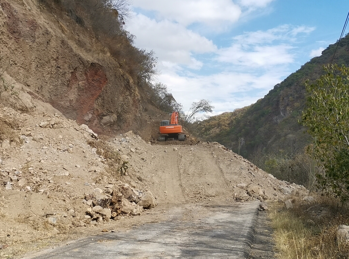 Trabajos de remoción de material continua en Tochimilco tras deslave 