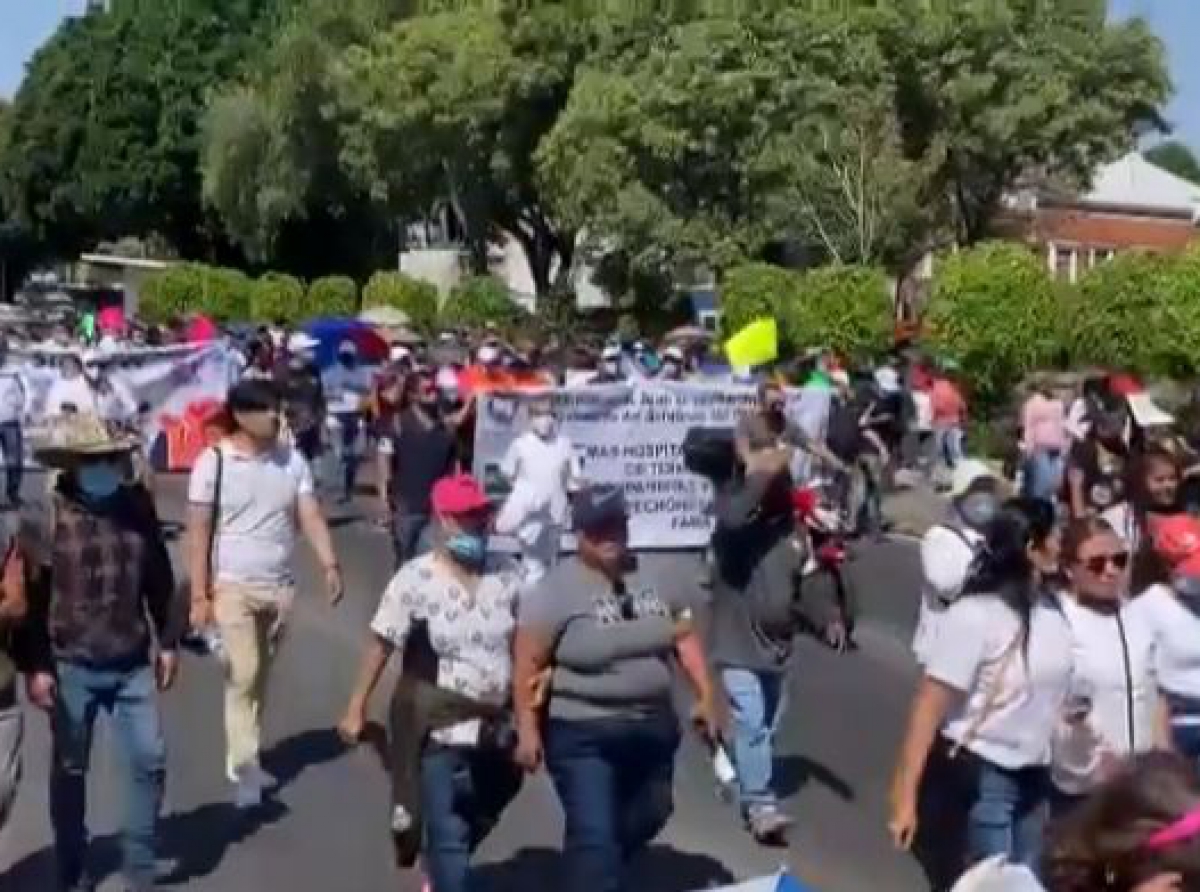 Para exigir mejoras laborales personal del IMSS Puebla se manifiesta 
