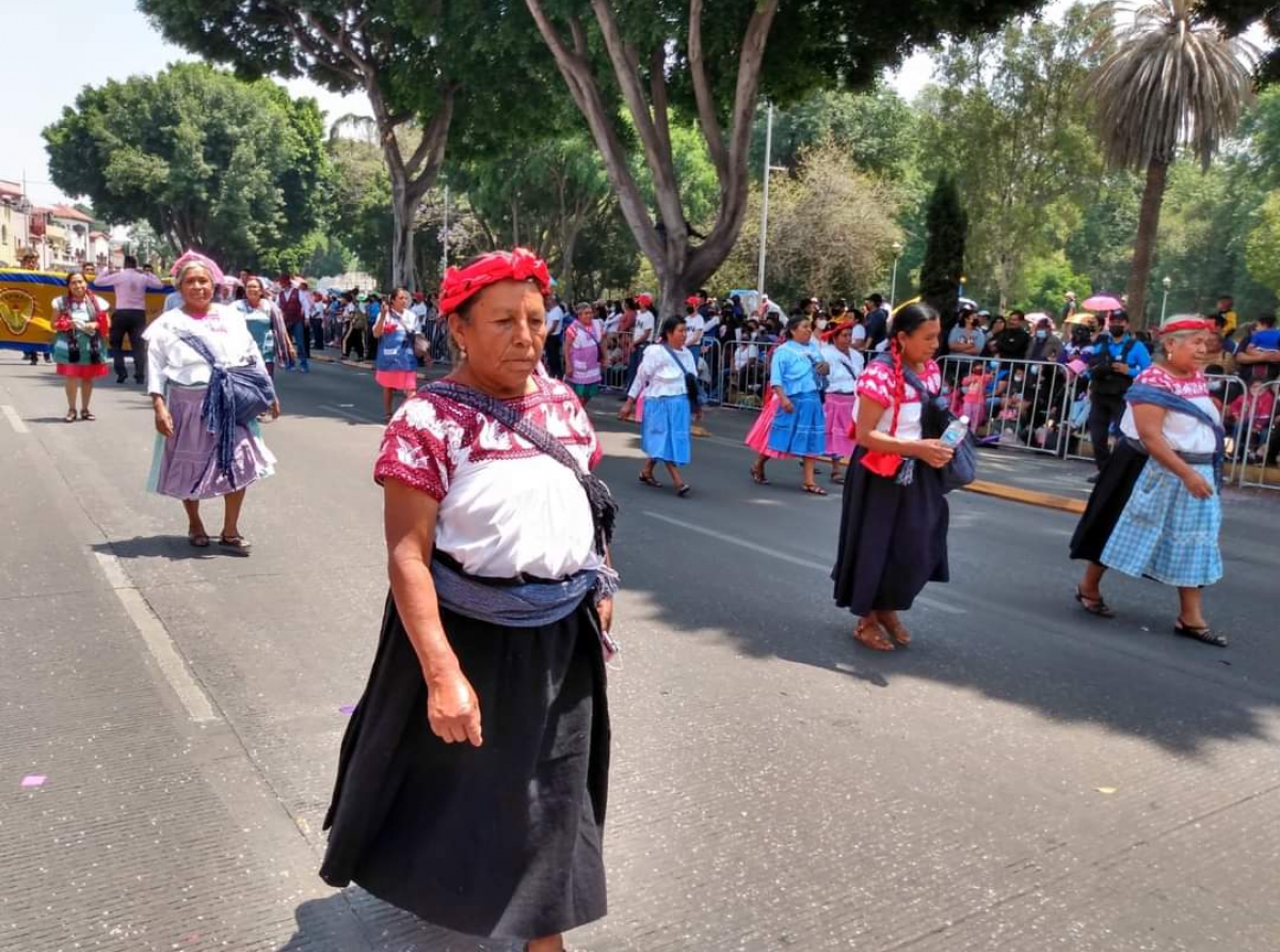Mujeres indígenas de Tochimilco desfilan este 5 de Mayo 