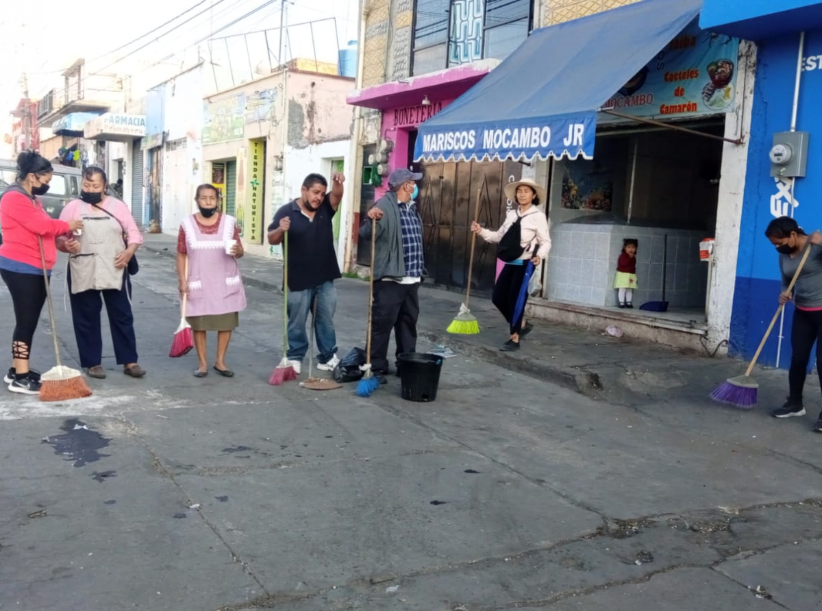 Habitantes y comerciantes se suman a lavar calles del tianguis 