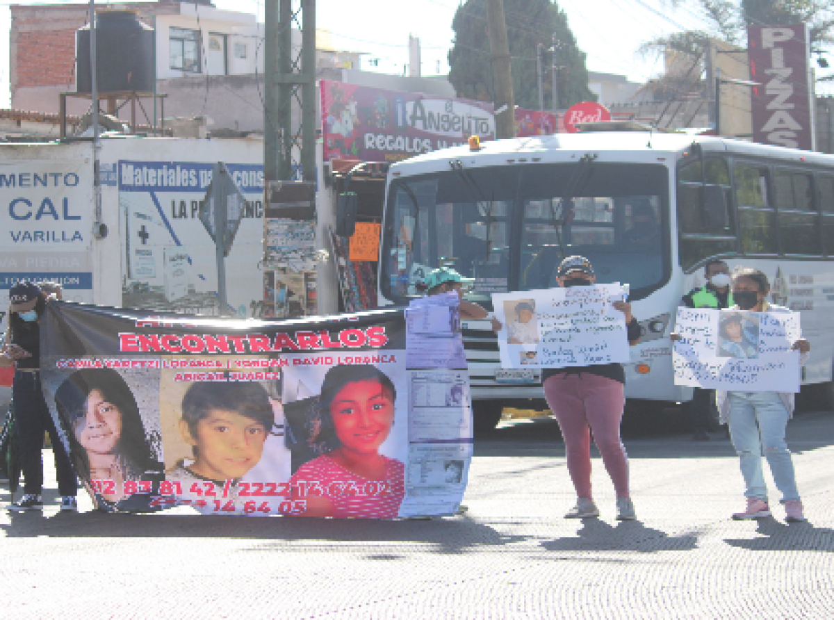 Por desaparición de 3 niños, manifestantes bloquean la 11 Sur, FGE señala que se encuentran resguardados por violencia familiar. 