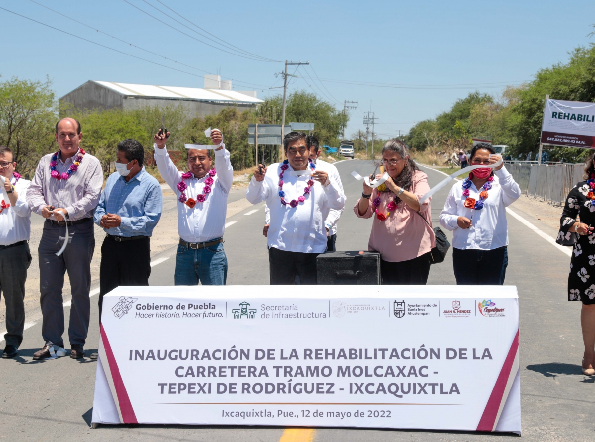 Gobierno del estado rehabilita carreteras de la Mixteca Poblana. 