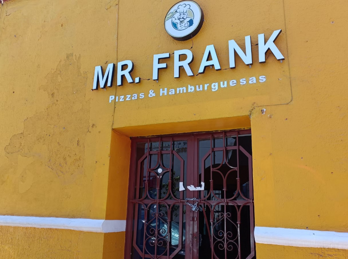 Locales clausurados de Mr. Frank representan un riesgo sanitario, todo se esta pudriendo adentro. 