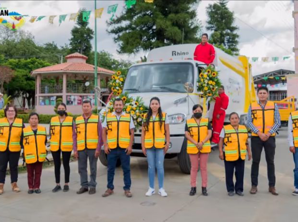 Reyes Domínguez presidente de Atzizihuacan hace entrega de un nuevo camión compactador de residuos sólidos. 