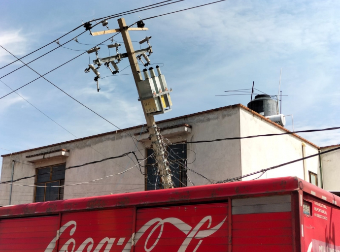 Un camión repartidor de refresco de la empresa CocaCola chocó contra un poste de luz 