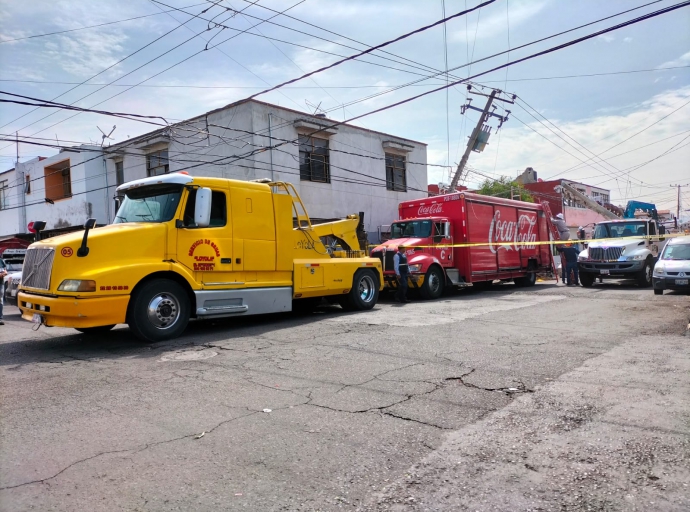 Vecinos de la Álvaro Obregon se quedan varias horas sin luz por incidente con camión de CocaCola. 