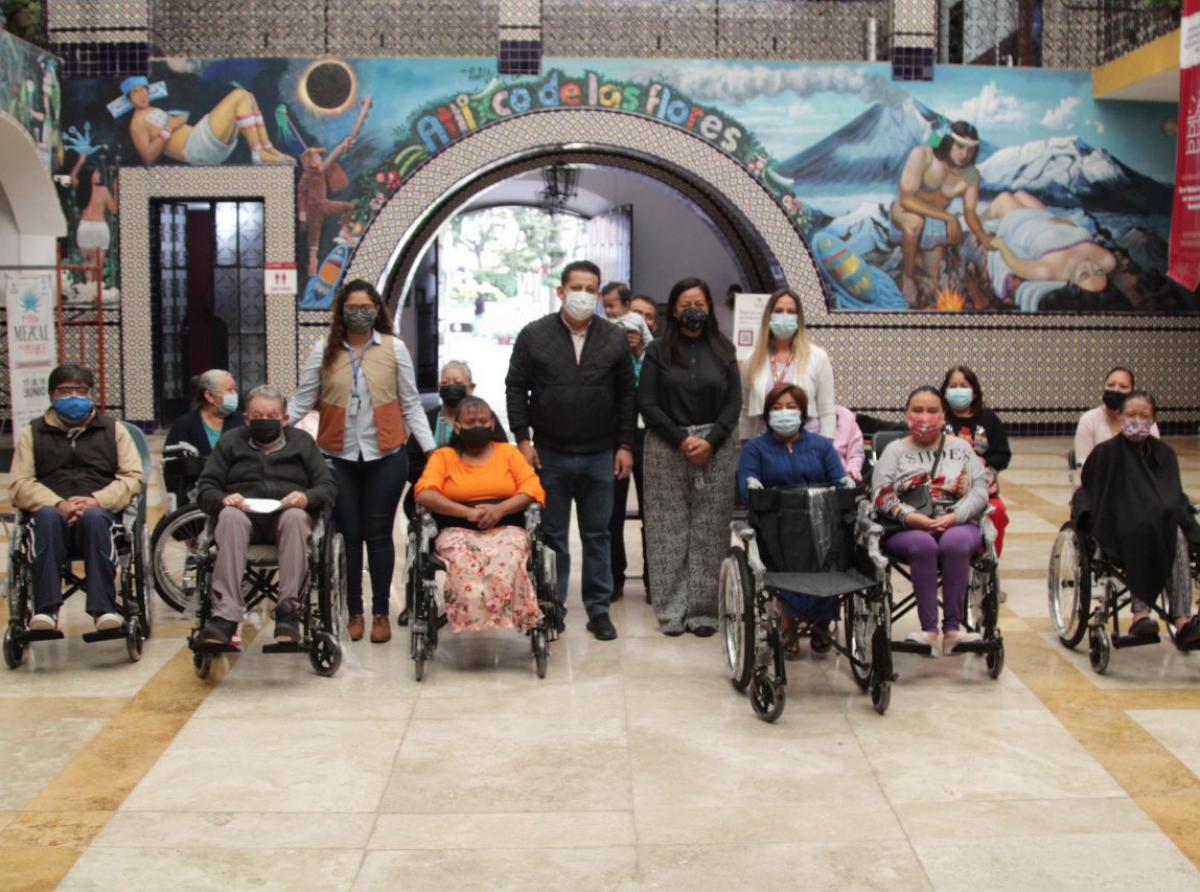 Con apoyo del SEDIF, ayuntamiento de Atlixco entrega 8 sillas de ruedas para personas con discapacidad motriz. 
