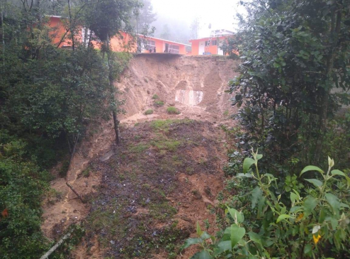 Dos personas murieron en un deslave por las lluvias en San Miguel Eloxochitlán.