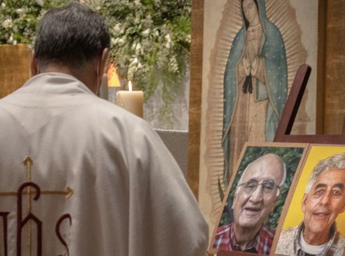 Localizan cuerpos de sacerdotes jesuitas y guía de turistas asesinados en Chihuahua.