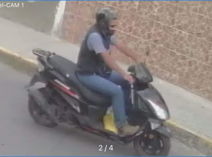 ¡Alerta! Detectan a un hombre a bordo de una motocicleta manoseando a jovencitas 