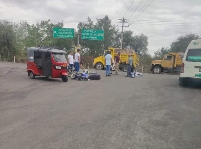 Choca vehículo contra mototaxi dejando dos estudiantes heridos