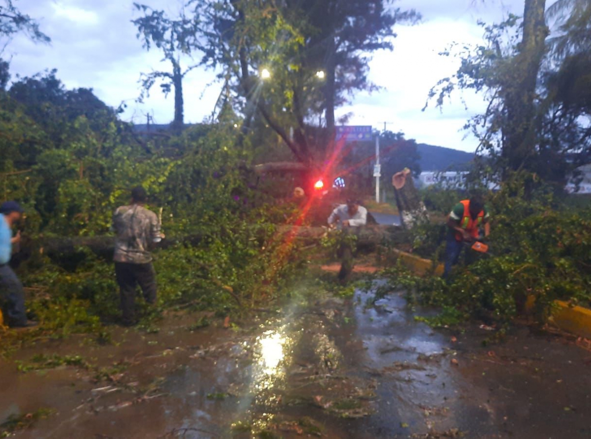 Fuertes lluvias dejan caminos incomunicados en Huaquechula 