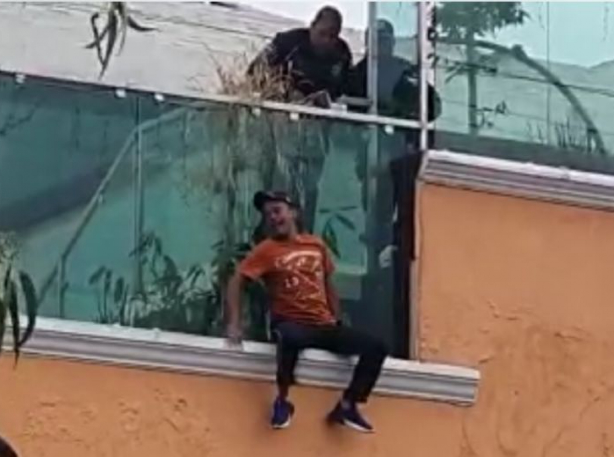 En Acatzingo, masculino intoxicado intenta lanzarse de un segundo piso.