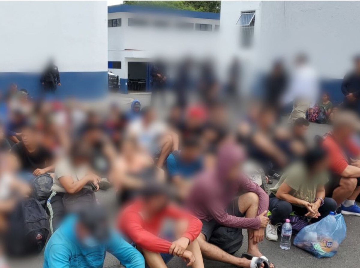 Detenidos por tráfico de personas en Izúcar, transportaban 106 adultos y nueve menores