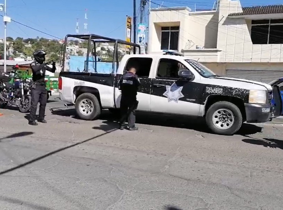 Patrulla de la policía auxiliar atropella a ciclista en Izúcar y se fuga