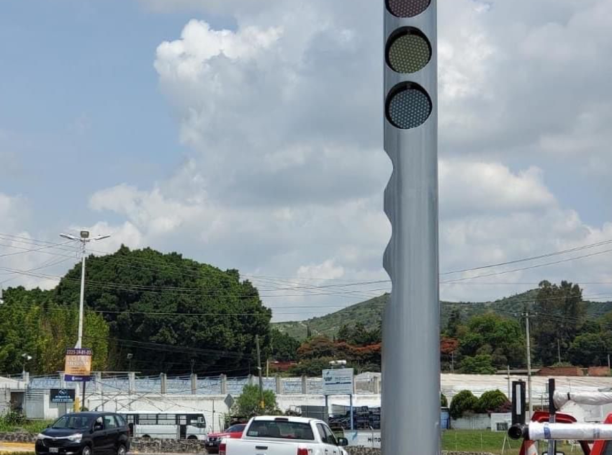 Avanza la colocación de semáforos en accesos principales de Atlixco