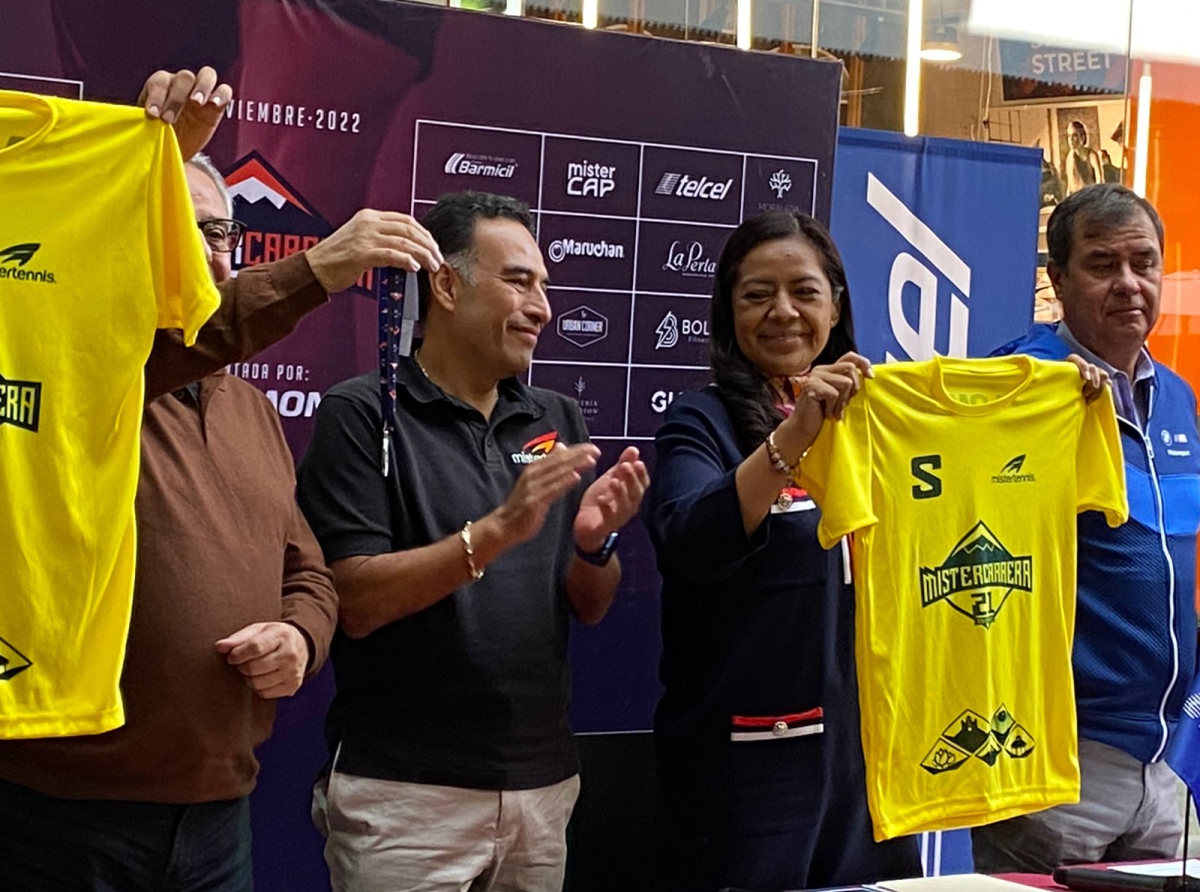 Presentan jersey y medalla conmemorativa de la Mister Carrera Atlixco 21 aniversario