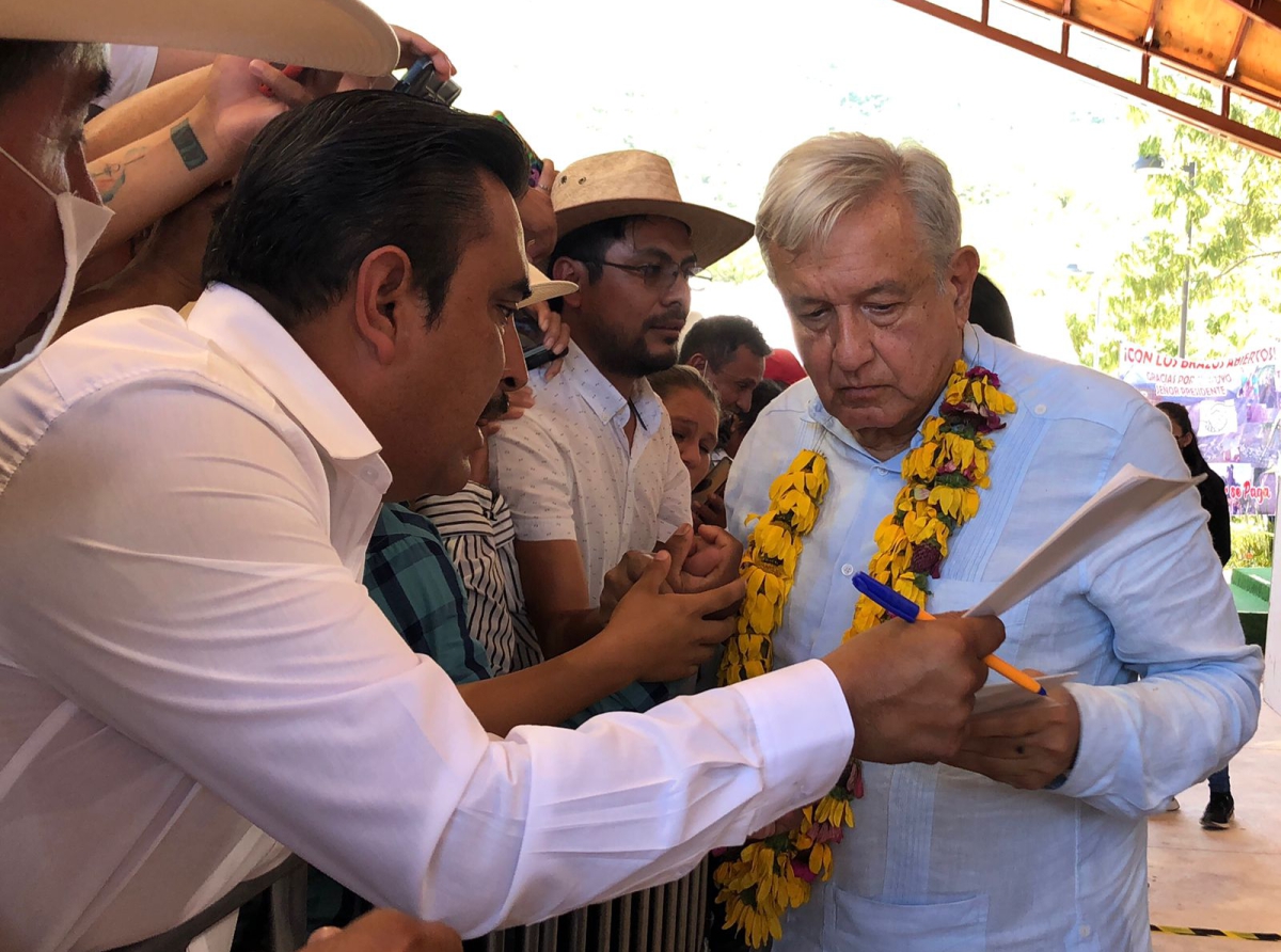 AMLO recibe de las manos de Raúl Marín solicitud de restauración del ex convento de Huaquechula 