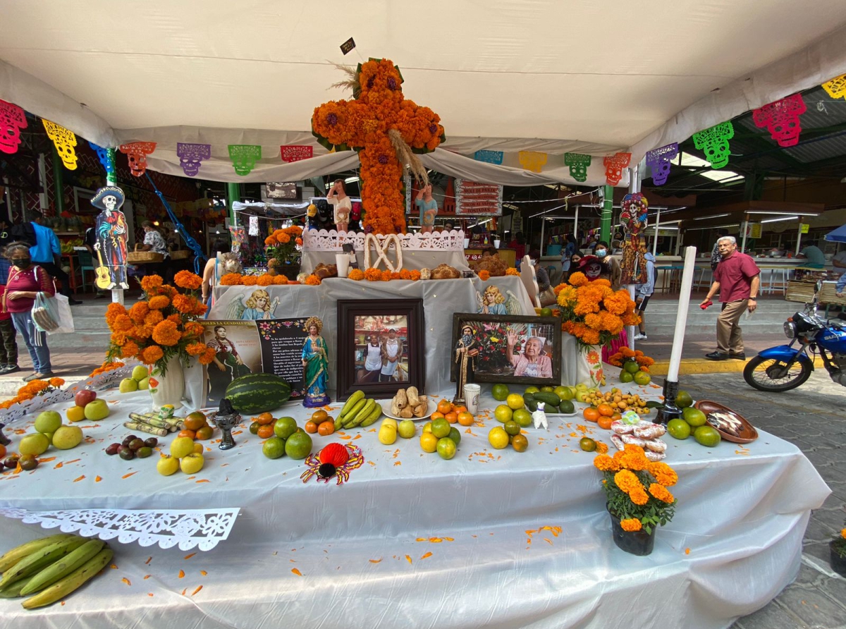 Comerciantes colocan ofrenda para recuperar tradiciones en el mercado Benito Juárez