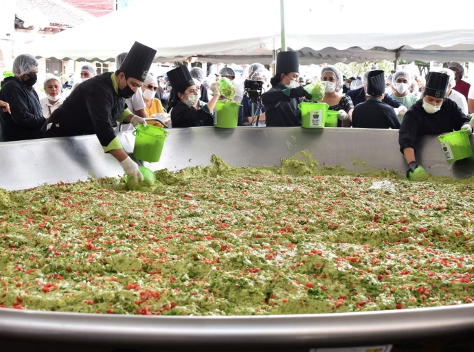 Michoacán rompe el Récord Guinness del guacamole más grande del mundo