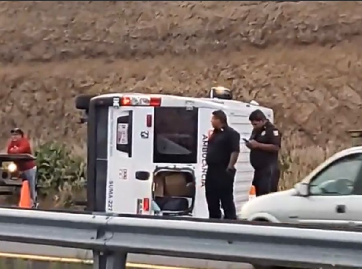 Una ambulancia de SUMA terminó volcada sobre la vía Atlixcáyotl
