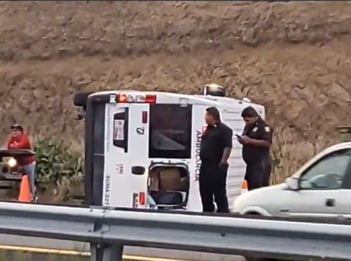 Una ambulancia de SUMA terminó volcada sobre la vía Atlixcáyotl