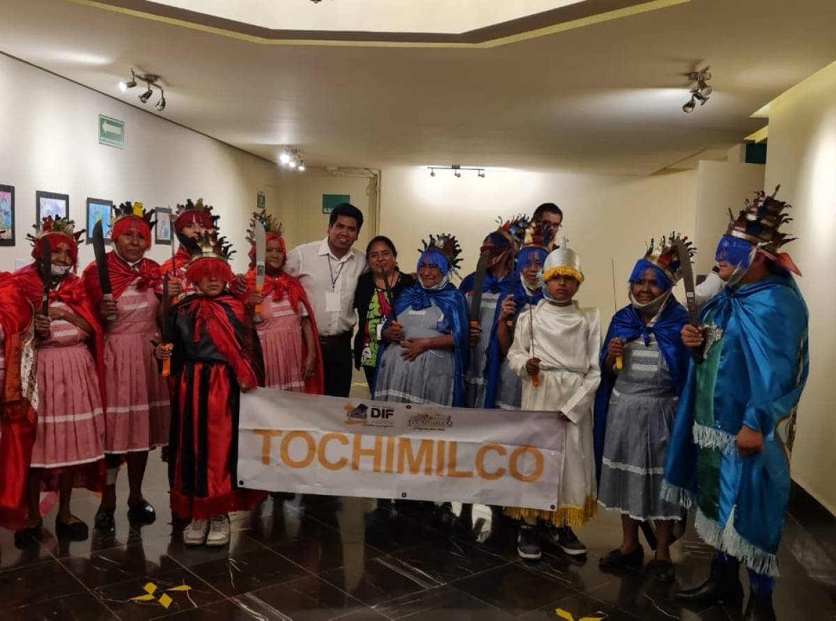 Adultos mayores de Tochimilco danzan en el teatro de la ciudad de Puebla 