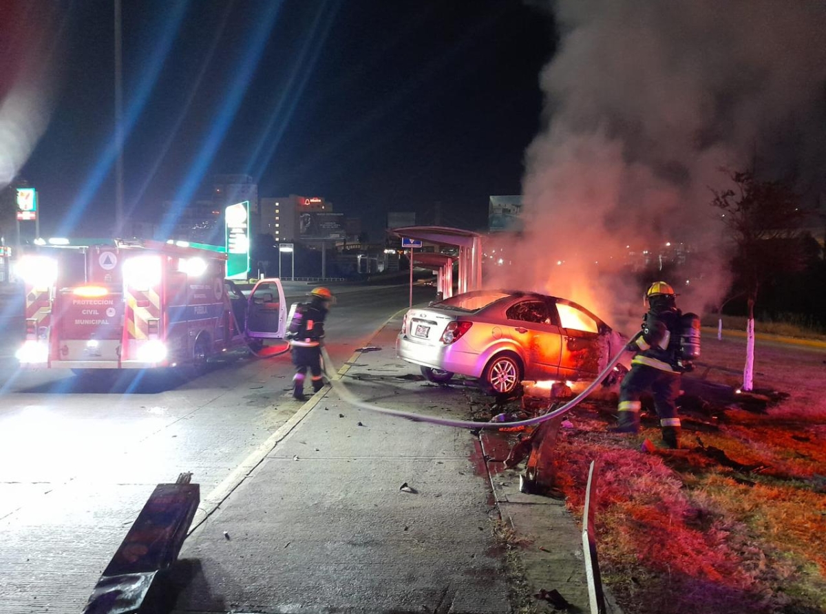 Auto se incendia frente al CIS en Puebla