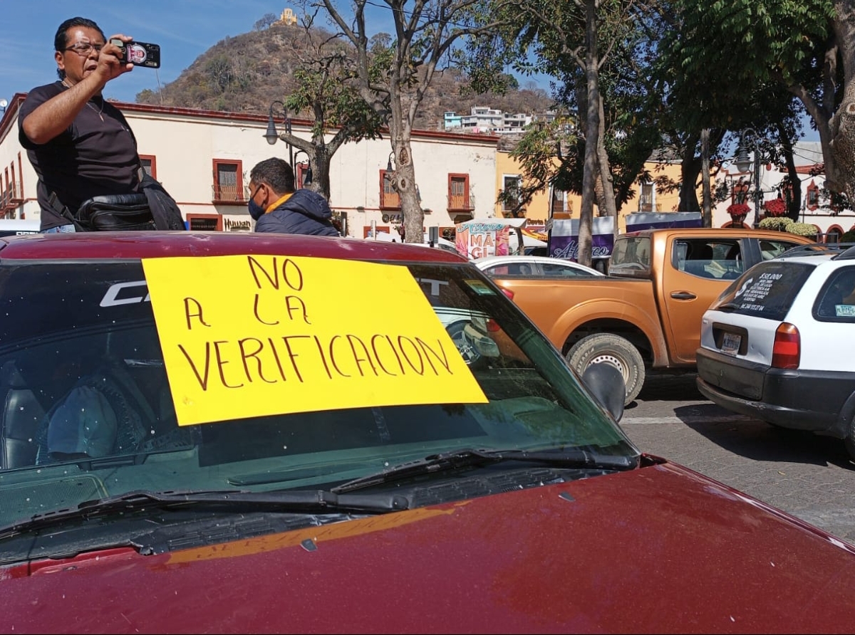 Desangelada y solitaria marcha en contra de la verificación vehicular en Atlixco 