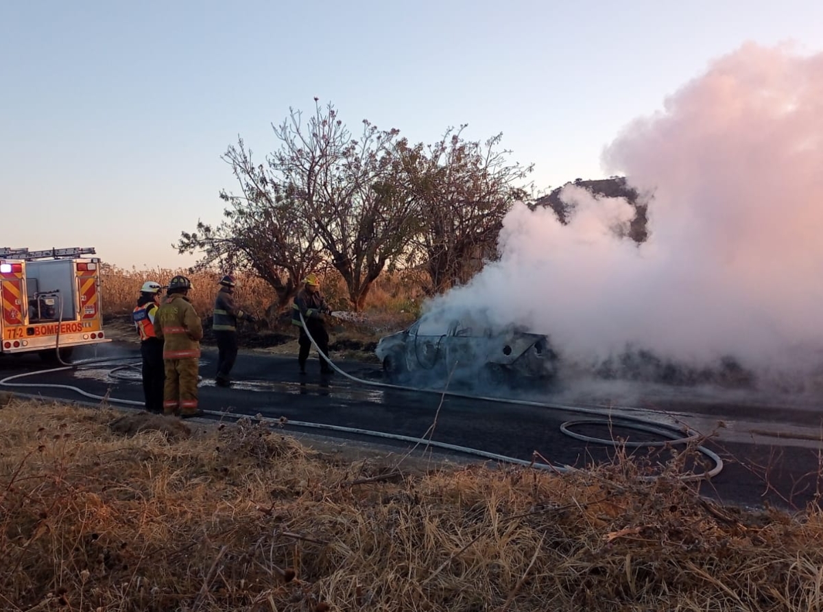 Se incendia vehículo en carretera de Atlixco 