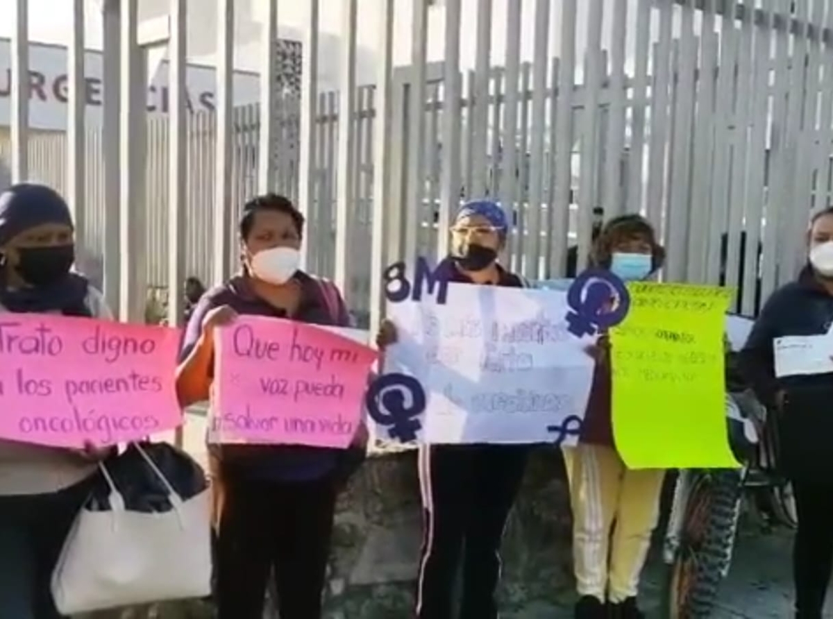 Se manifiestan personas con cáncer ante desabasto de medicamentos en Puebla 