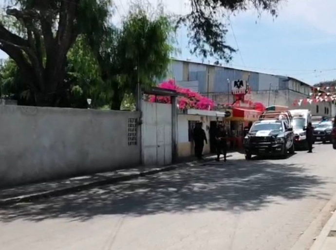 Encuentran un cadáver emplayado y amarrado con alambre en la carretera Tehuacán-Orizaba