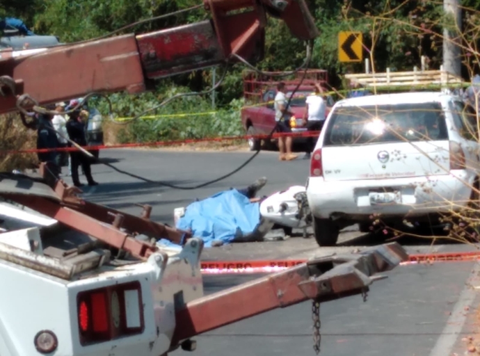 Choque entre auto y moto deja un muerto en Epatlán 