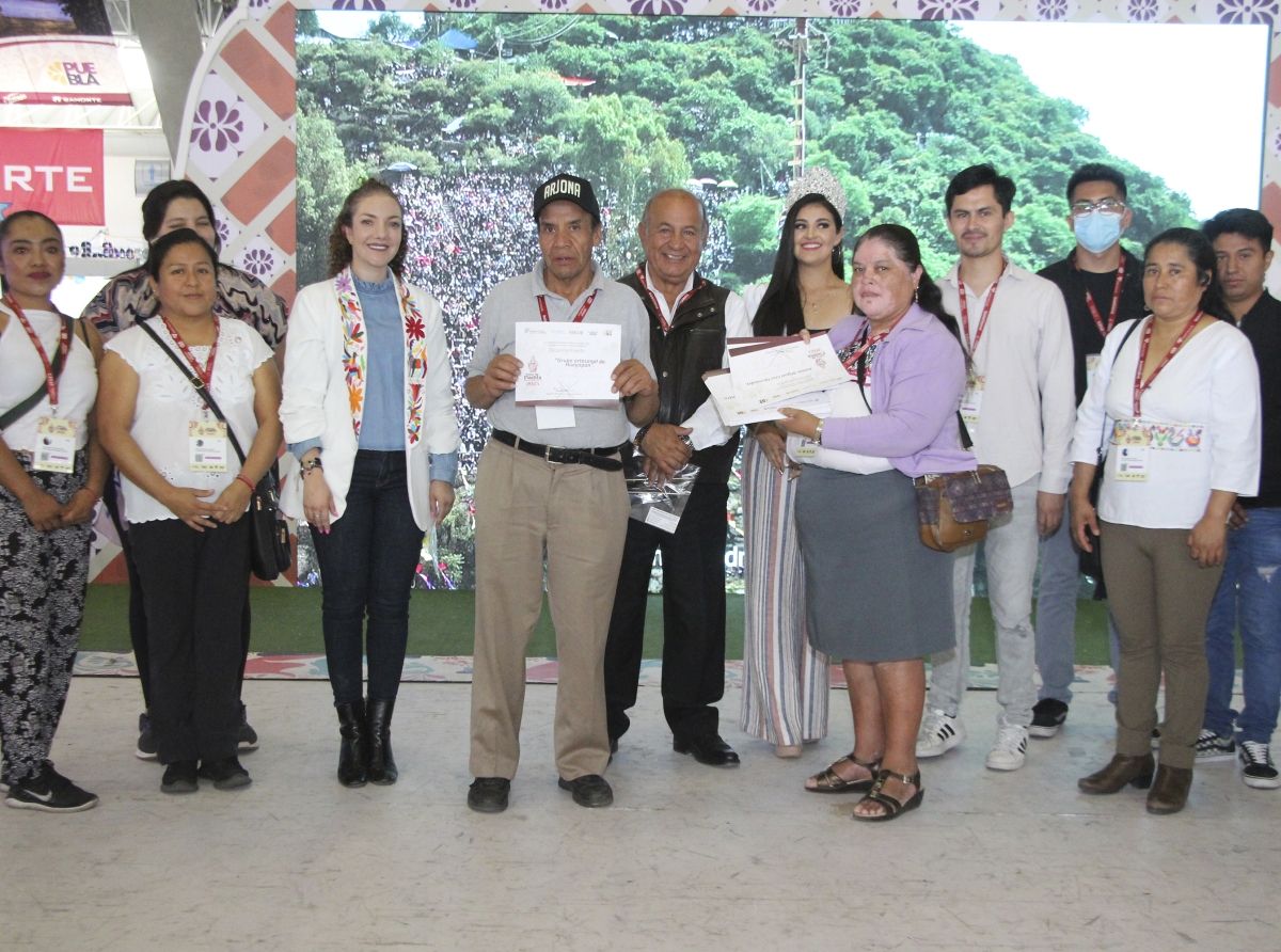 Reconoce gobierno estatal trabajo y participación de artesanos en la Feria de Puebla