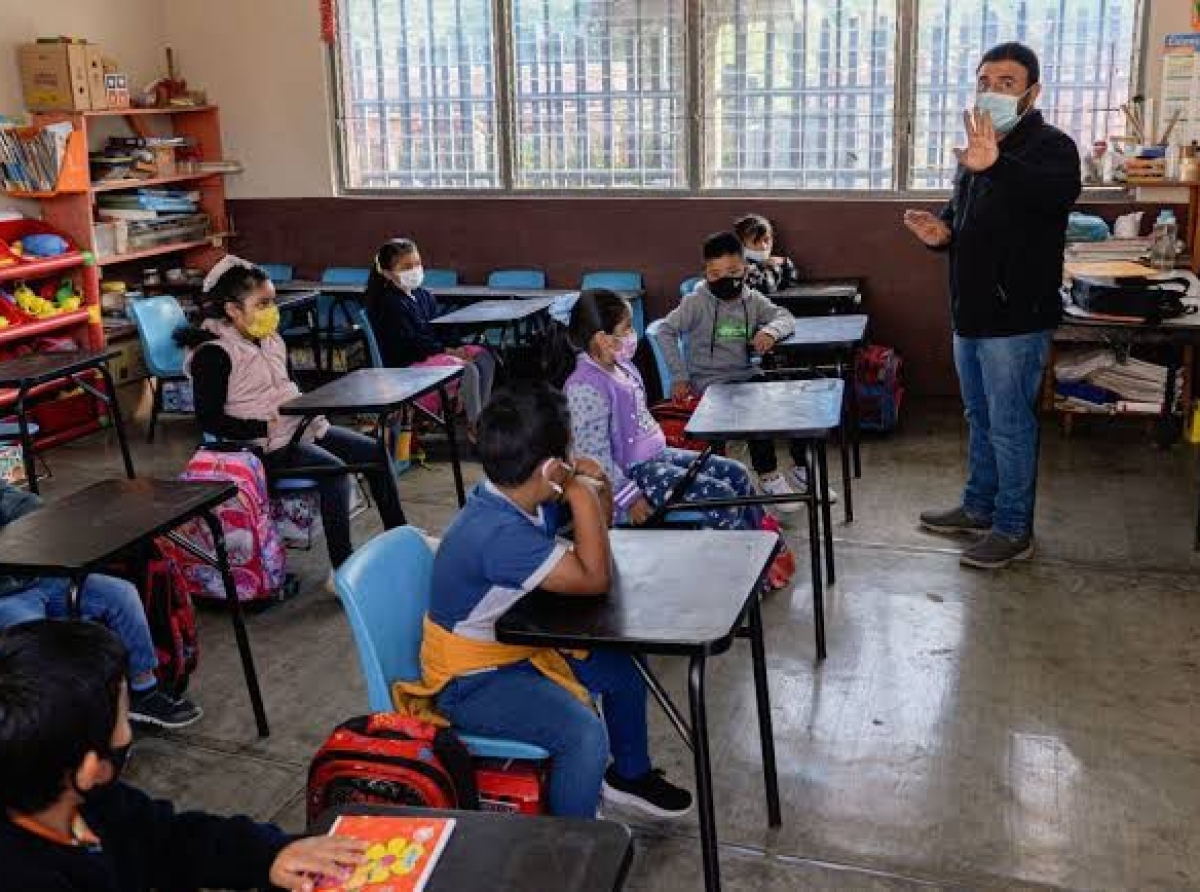 SEP emite recomendaciones para escuelas cercanas al volcán que regresaron a las aulas 