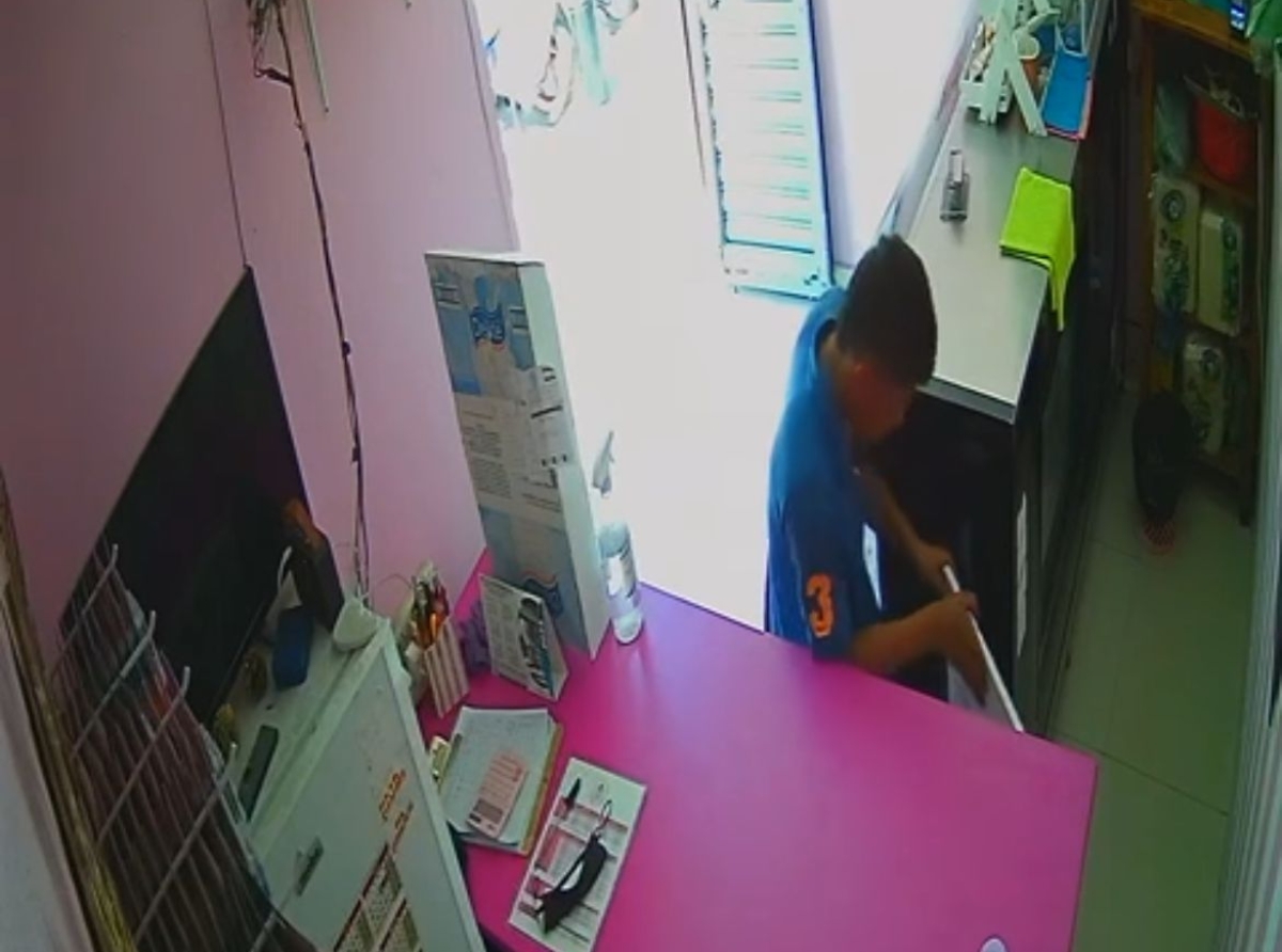 Hombre es evidenciado al intentar entrar a robar en una pastelería de Atlixco