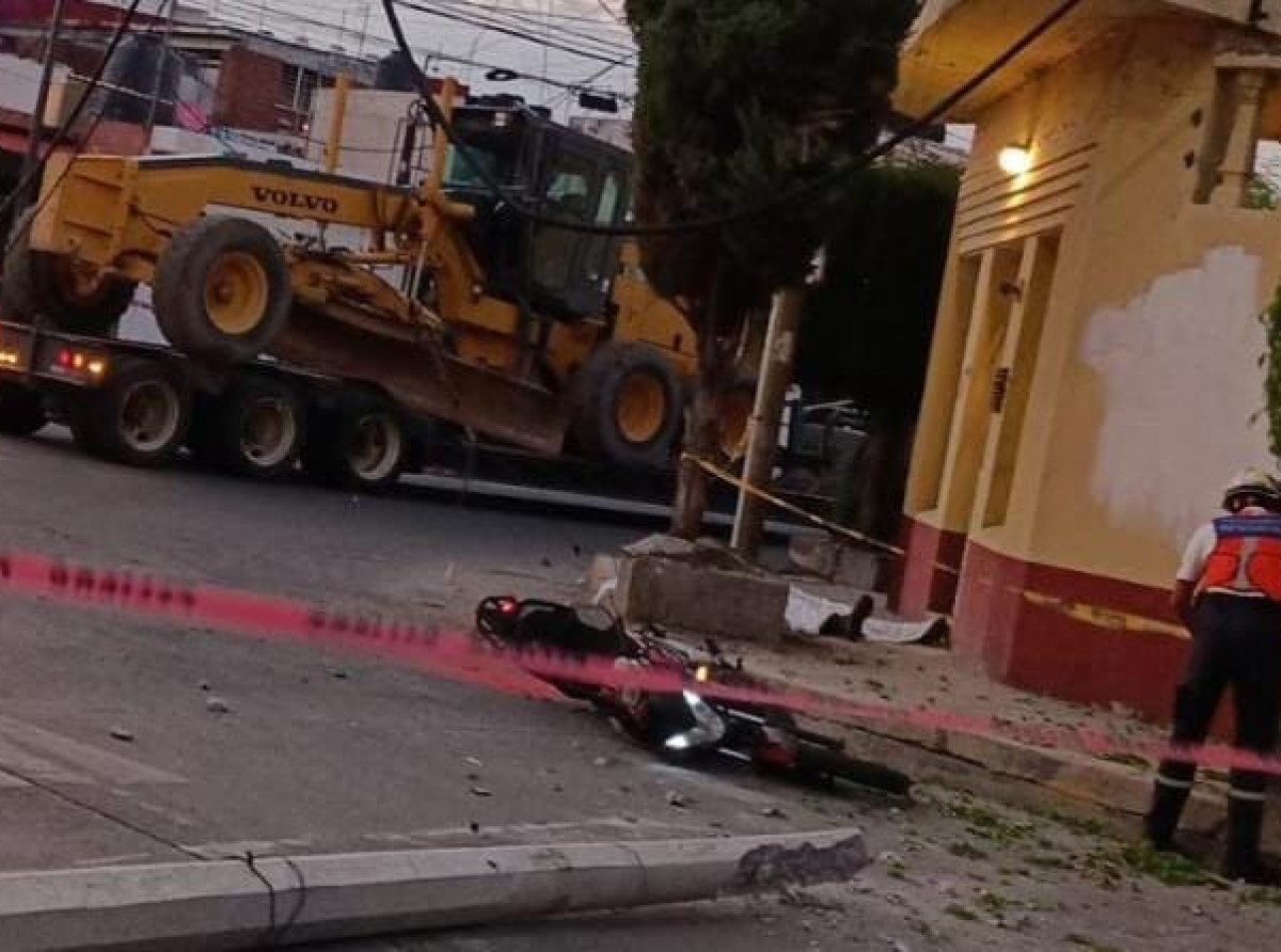 Motociclista pierde la vida tras caerle encima un poste de luz en Puebla
