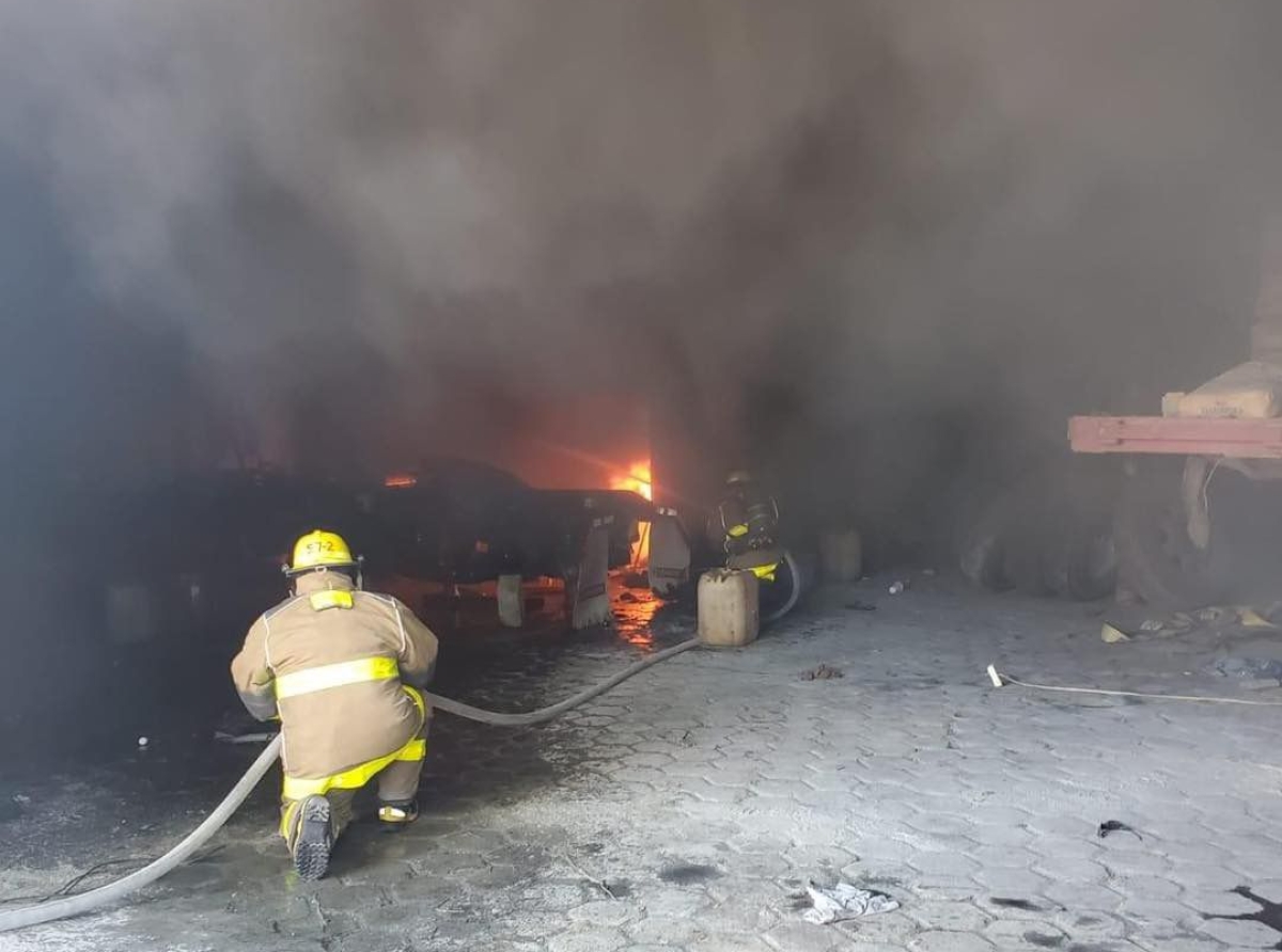 Fuego consume tienda de agroquímicos en carretera federal Atlixco-Izúcar