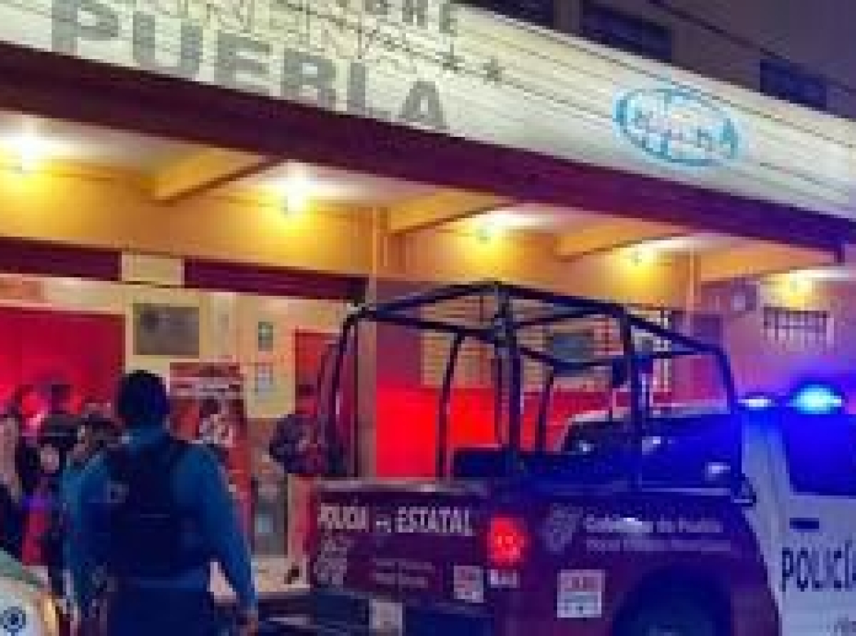 Hombres armados asaltan taquilla de la Arena Puebla en plena función