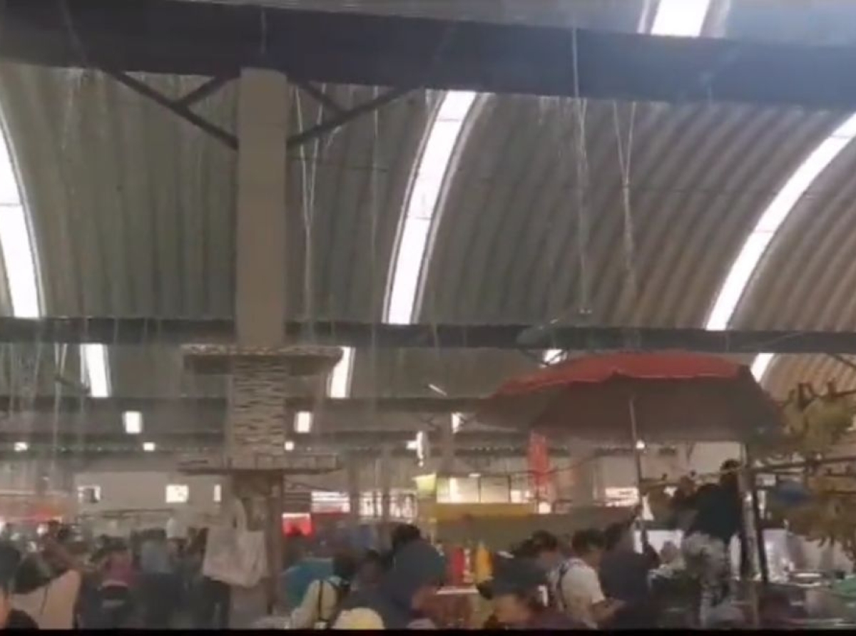 Por intensa lluvia colapsa techado del mercado de Huejotzingo que recientemente había sido rehabilitado