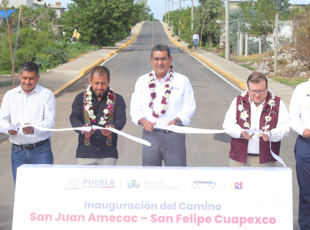 Con una inversión de 17 millones de pesos se entrega el primer tramo camino San Juan Amecac-San Felipe Cuepexco 