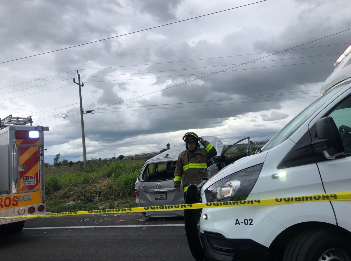 ¡Fatal accidente! auto termina volcado sobre la carretera Atlixco-Izúcar un hombre sin vida y 6 lesionados