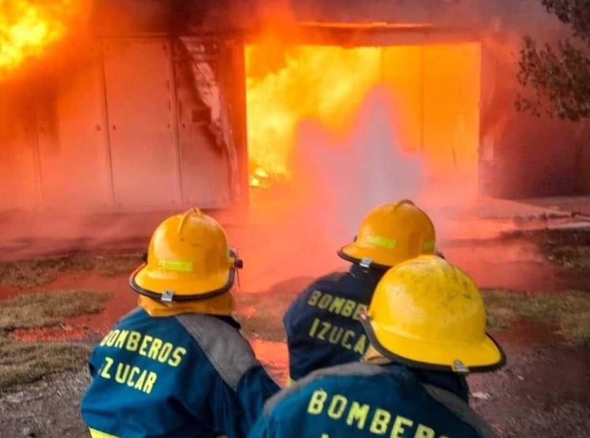 Se incendia taller mecánico en Chietla 