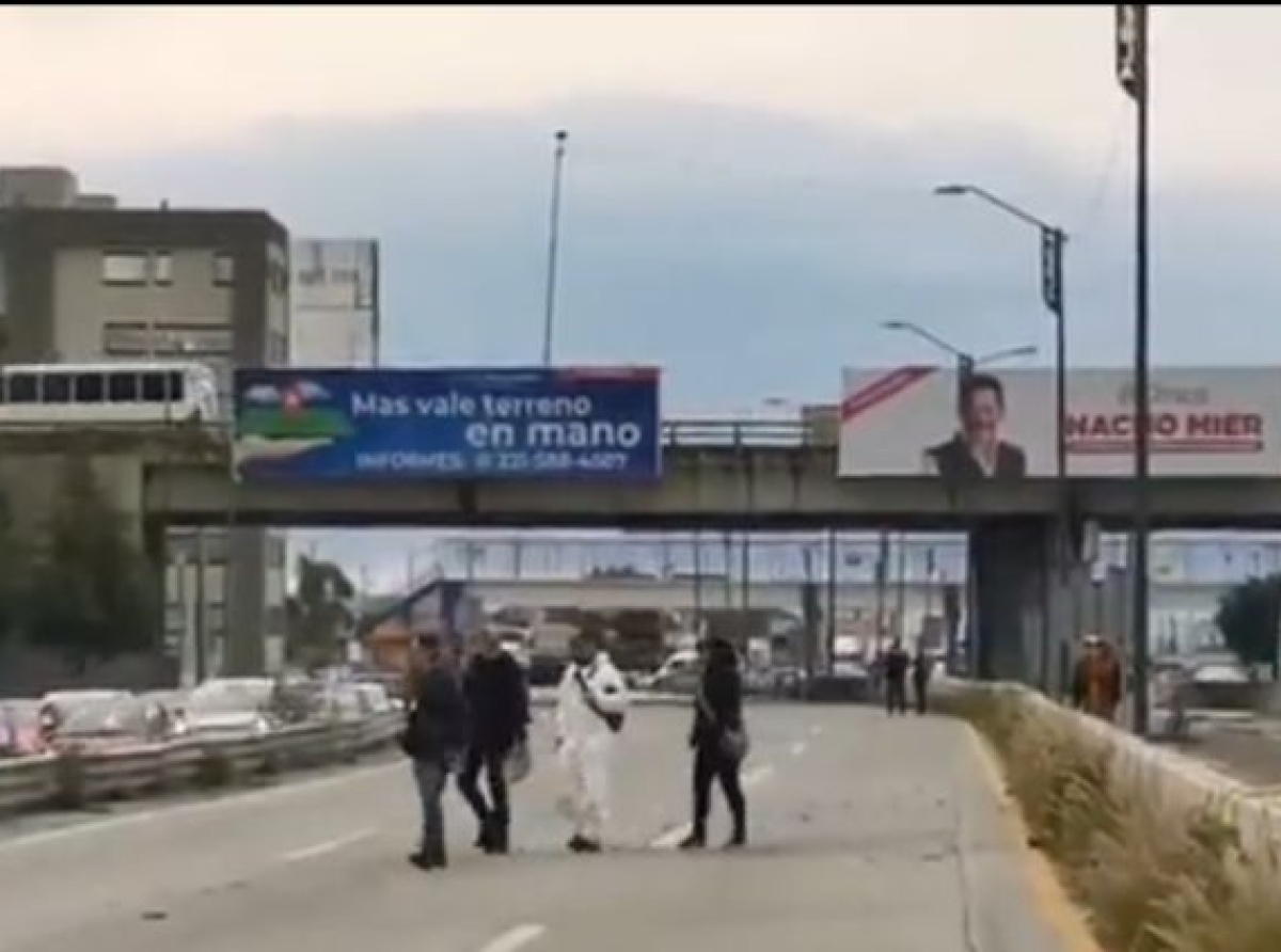 Masculino se quita la vida arrojándose de puente peatonal de Periférico y 16 de Septiembre