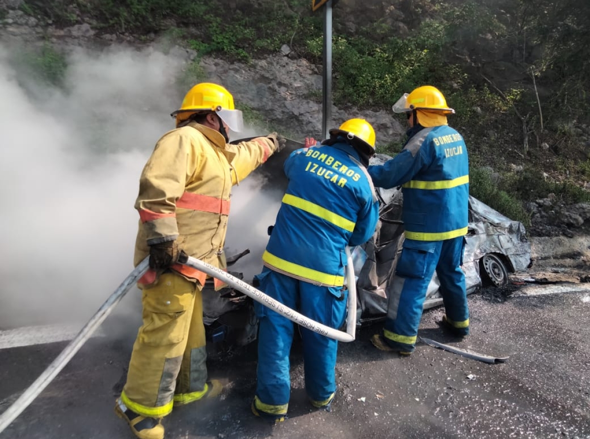 Protección Civil y Bomberos de Izúcar apoyan para sofocar incendio de autotanque en Tehuitzingo