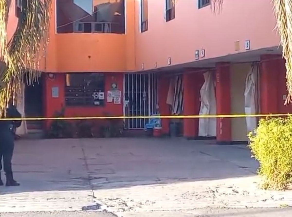 Hombre es asesinado a puñaladas al interior de un motel en Puebla
