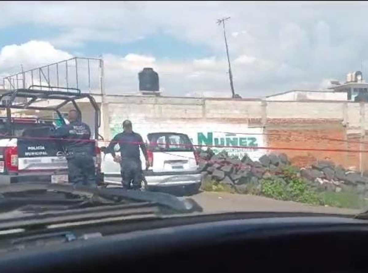 Policía asesina a su pareja sentimental y abandona el cuerpo dentro de un auto en Huejotzingo